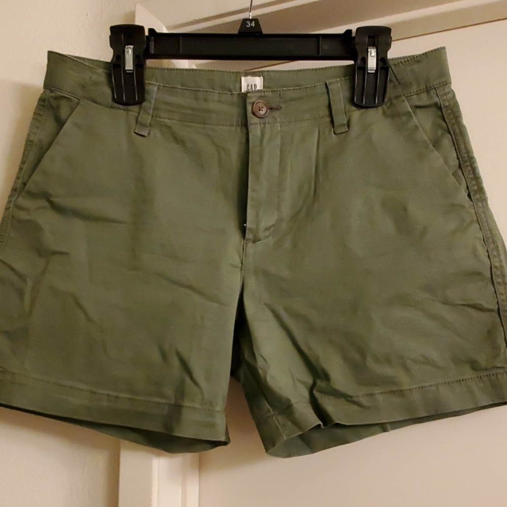 5" Gap shorts
